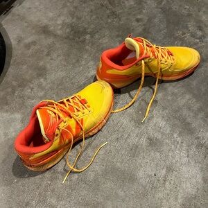 New balance men’s 9.5 running shoes orange and yellow